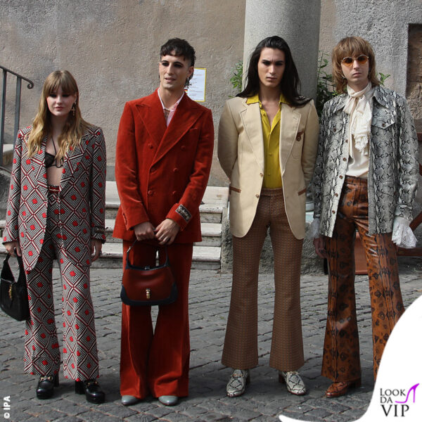 Look Gucci dal gusto anni '70 per ricevere la Lupa Capitolina in Campidoglio: Damiano sceglie una it bag femminile, Victoria osa con il reggiseno trasparente