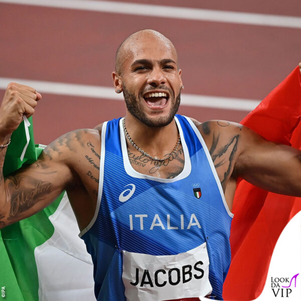 Marcell Jacobs è l'uomo più veloce del mondo a Tokyo 2020: l'atleta si fa notare anche per il vistoso collier di diamanti che porta al collo