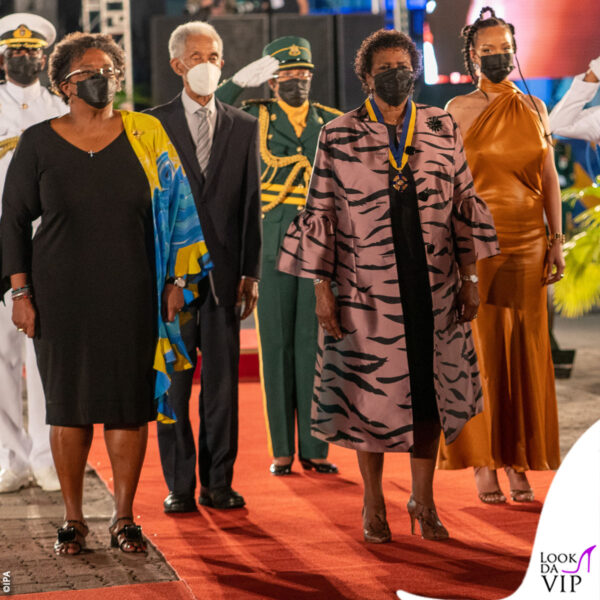 Rihanna alla cerimonia con il premier Mia Mottley 