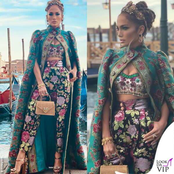 A Venezia, Jennifer Lopez è la star alla sfilata Dolce&Gabbana. Il look è strepitoso ma lei "scivola" nel palese fotoritocco