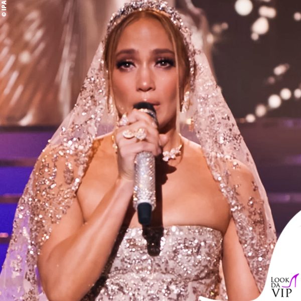 JLo interpreta Kat, una pop star che scopre di essere stata tradita a un passo dall'altare