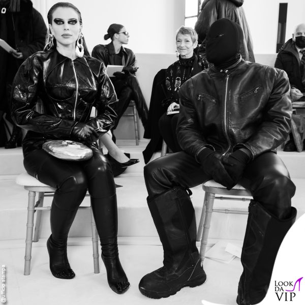 Kanye e Julia durante lo show di Schiaparelli 