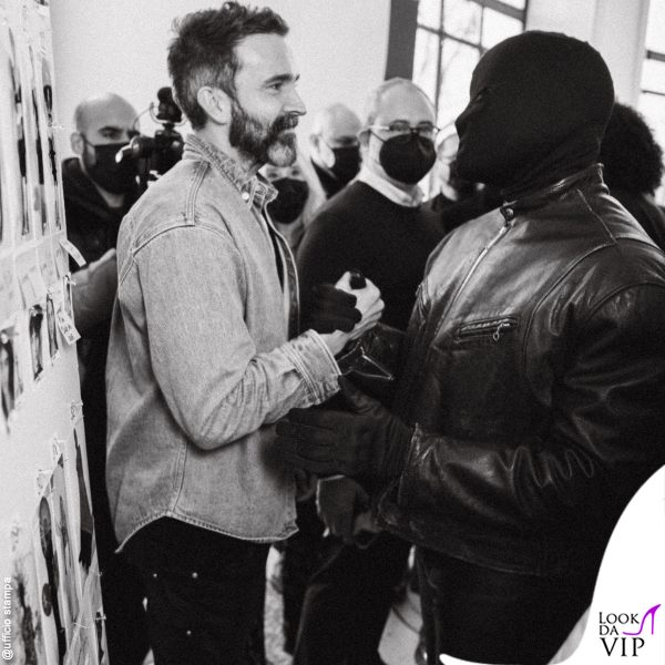 Kanye West con Daniel Roseberry, designer di Schiaparelli, nel backstage della sfilata 
