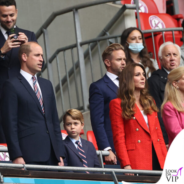 nel 2021 il rosso è stato il colore preferito di Kate Middleton, qui con una giacca Zara alla stadio con il marito William e il figlio George durante Euro 2020