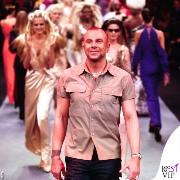 Thierry Mugler al termine della sfilata per l'autunno-inverno 2001/2002