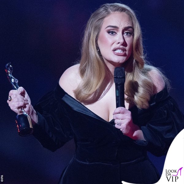 Ai Brit Awards Adele ha vinto tre premi... e ogni volta ha mostrato l'anello 