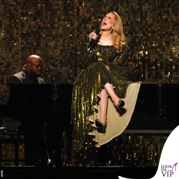 Adele si esibisce sul palco con un abito di paillettes 