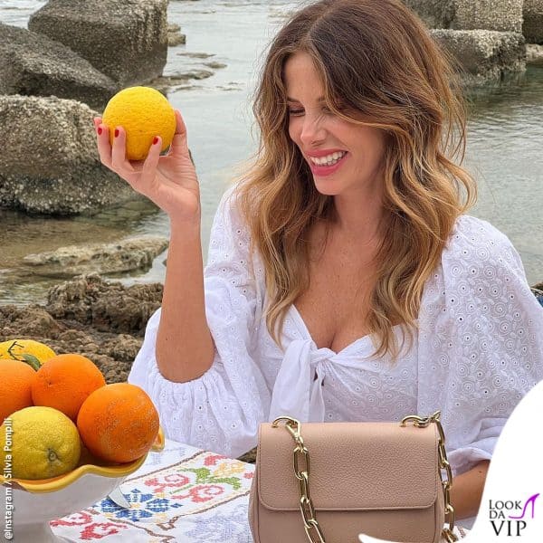 Con il sorriso la contraddistingue, ecco Alessia Marcuzzi 
in posa a Marzamemi tra mare, arance e... borse Marks&Angels