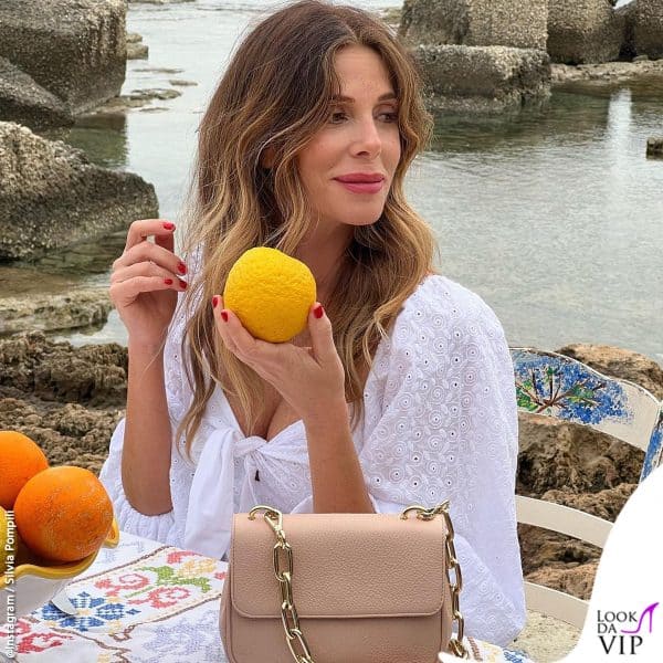 Su social, la conduttrice ha postato gli scatti del backstage della campagna