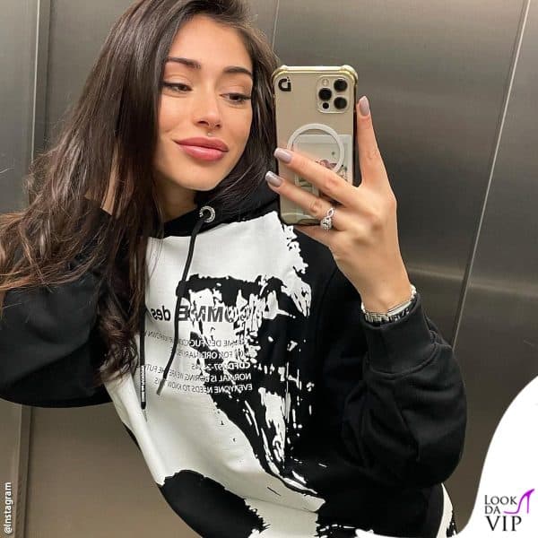 Selfie in ascensore per Angelina