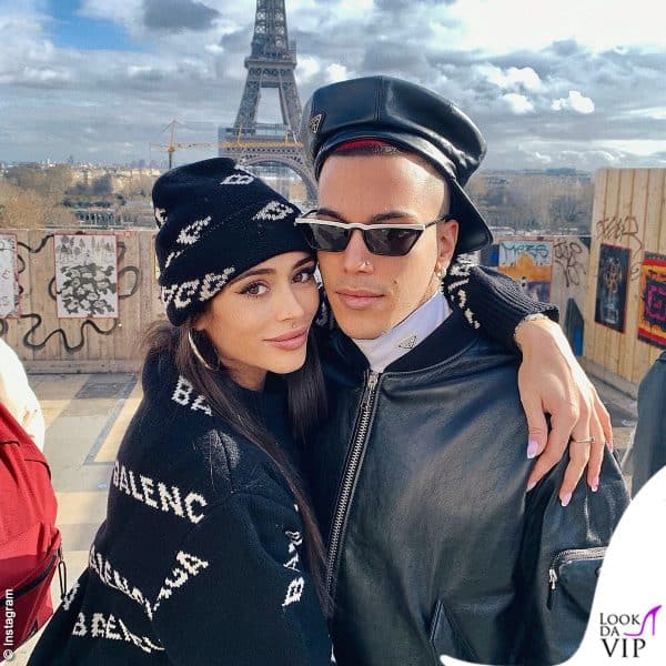 Selfie con la Tour Eiffel: la Lacour con un outfit Balenciaga, mentre  Sfera Ebbasta è logato Prada 