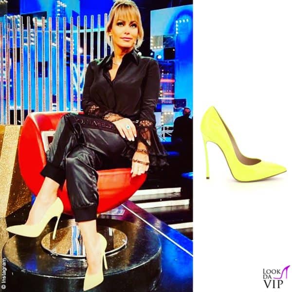 La Bruganelli ci tiene ai dettagli: il total black Ermanno Scervino è ravvivato dalle Blade Casadei gialle