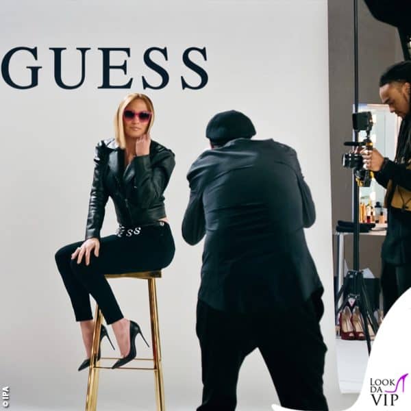Una scena del film, in cui Jennifer Lopez scatta una campagna per il marchio Guess