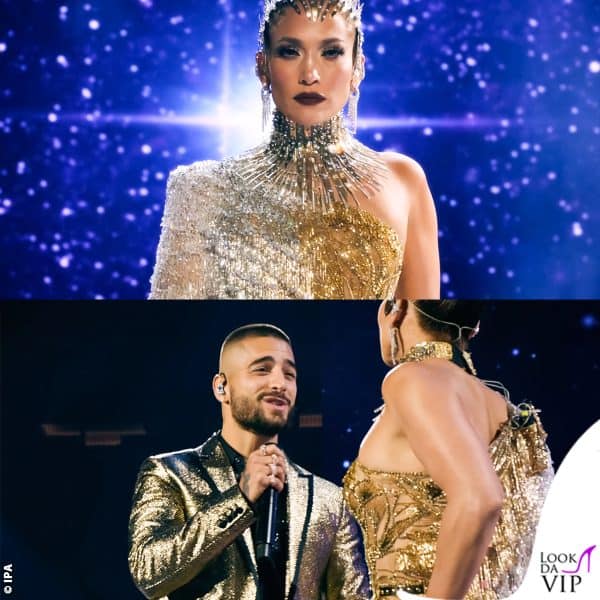 Abito Versace monospalla per un'altra scena del film. Ricordiamo che Maluma è testimonial del brand italiano