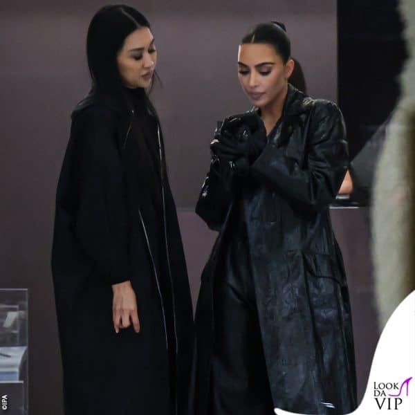 scelte di look con la sua assistente 