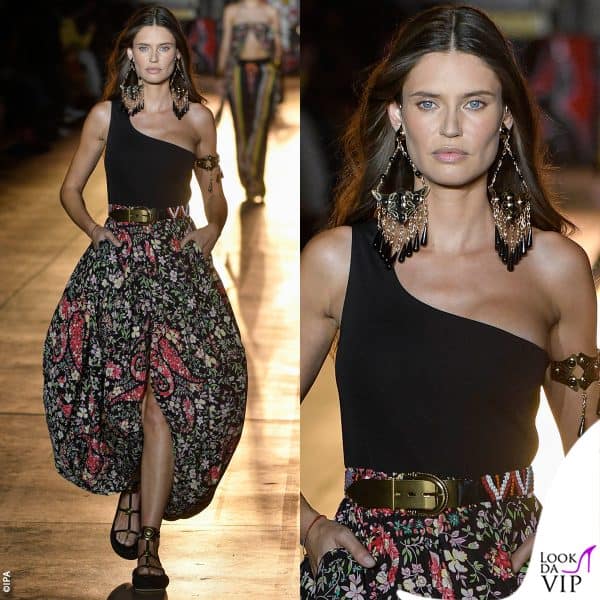 Bianca Balti in passerella per Etro durante la MFW di settembre 2021