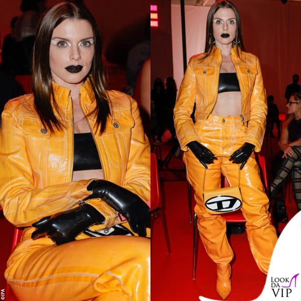 Pelle arancione e make-up futuristico per Julia Fox, sempre da Diesel 
