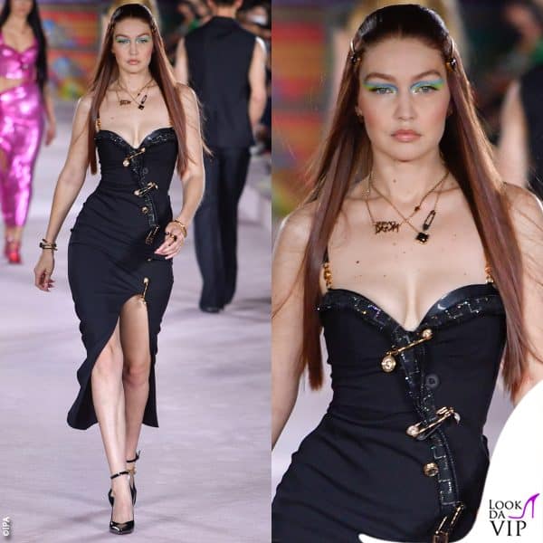 Molto amica di Donatella Versace, Gigi è un'habituè alle sfilate del brand 