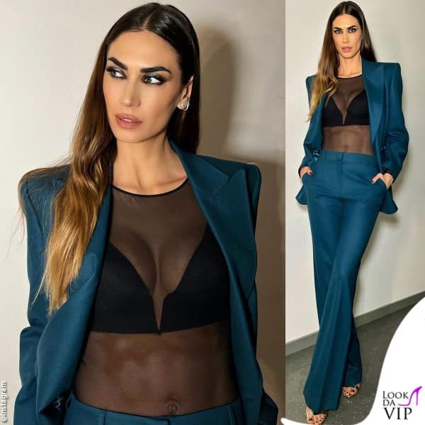Riga centrale e punte schiarite hanno accompagnato Melissa Satta per molto tempo (tailleur Alberta Ferretti scarpe Casadei)