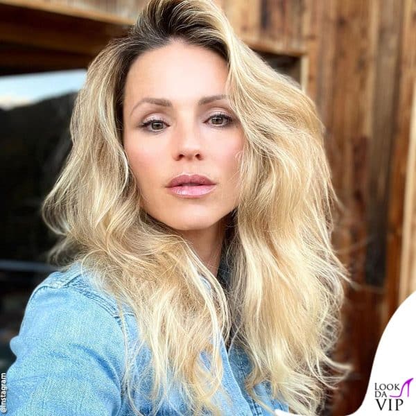 Michelle Hunziker con la lunga e iconica chioma bionda