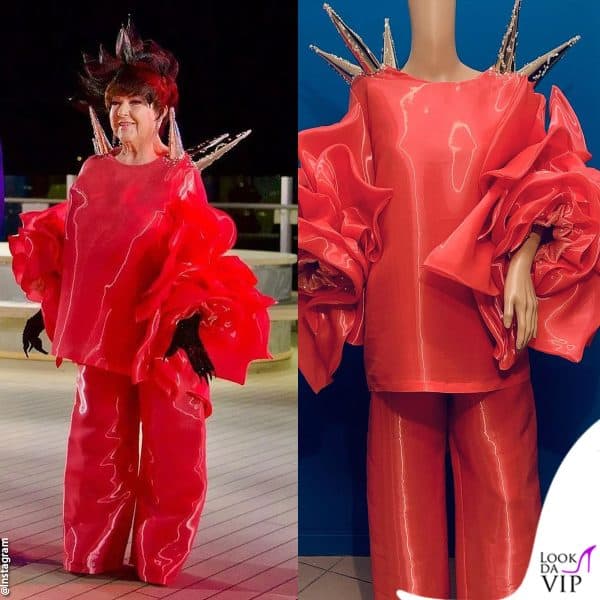 Per la prima serata l'abito Rochart di Orietta è ispirato una rosa (con tanto di spine)