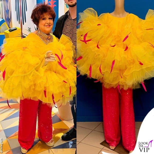Spiazzante questo look: il top ricorda un piumino da cipria