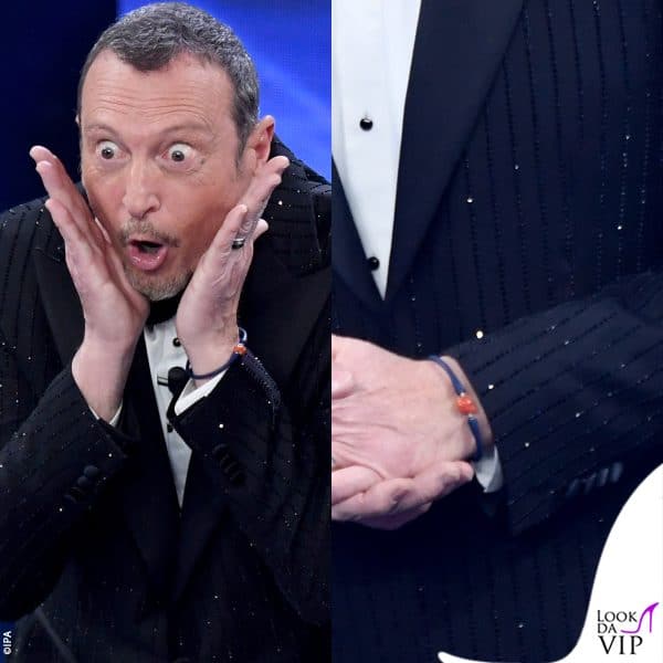 Amadeus spezza l'eleganza dei completi Gai Mattiolo con un braccialetto in corda con perlina rossa (gemelli Damiani)