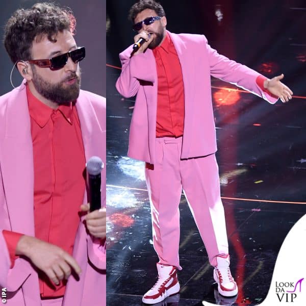 Dargen in Alessandro Vigilante e sneakers Zanotti: mixa rosa e rosso e riesce a rimanere credibile sul palco dell'Ariston - VOTO 8