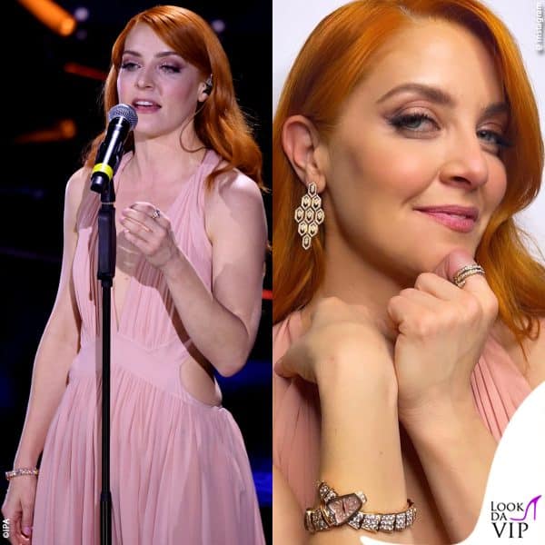 Noemi mostra i preziosi gioielli della collezione Serpenti di Bulgari (abito Alberta Ferretti)