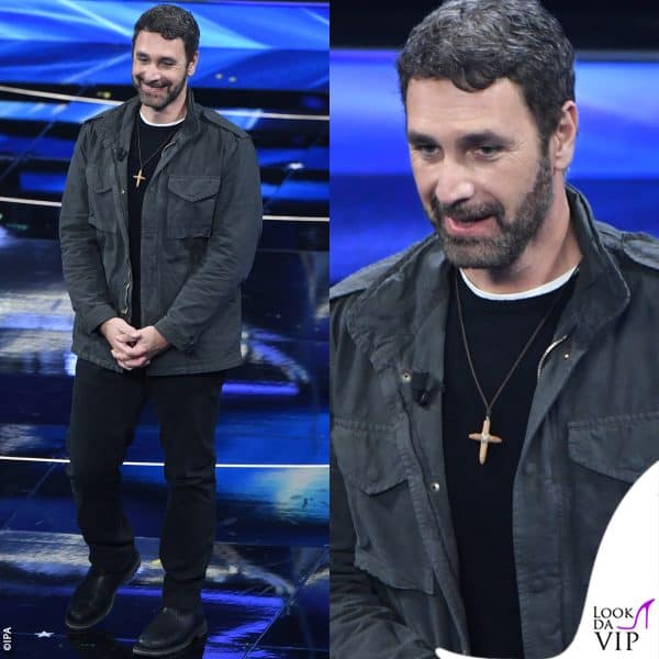 nuovo protagonista nella fiction "Don Matteo", Raoul Bova si è vestito da Don Massimo