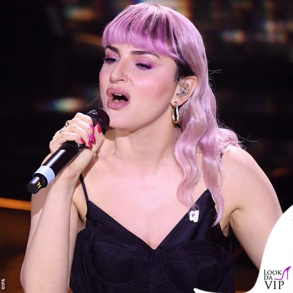 Arisa in veste di ospite alla kermesse con un sensuale abito sottoveste di Act N1 e una parrucca rosa 