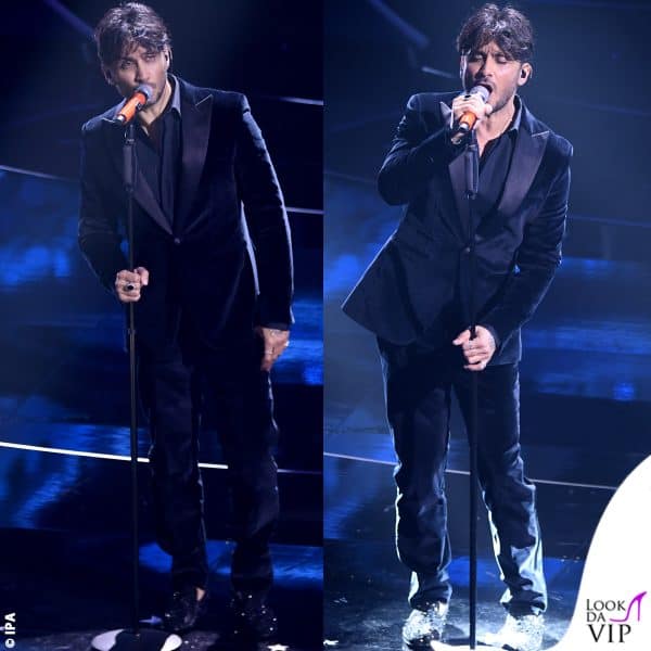 Total black estremo per Fabrizio Moro in Philipp Plein - VOTO 6,5
