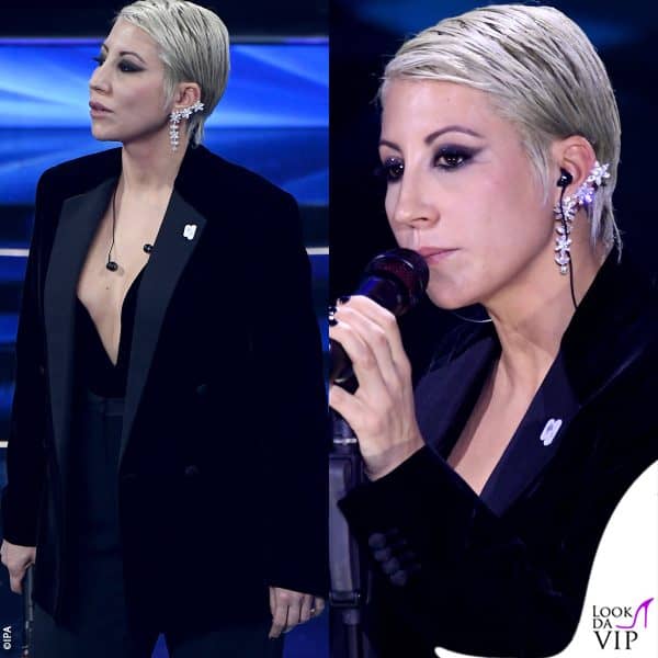 Malika Ayane ha i fiori di Sanremo... all'orecchio (completo Armani, orecchini Crivelli, scarpe Casadei)