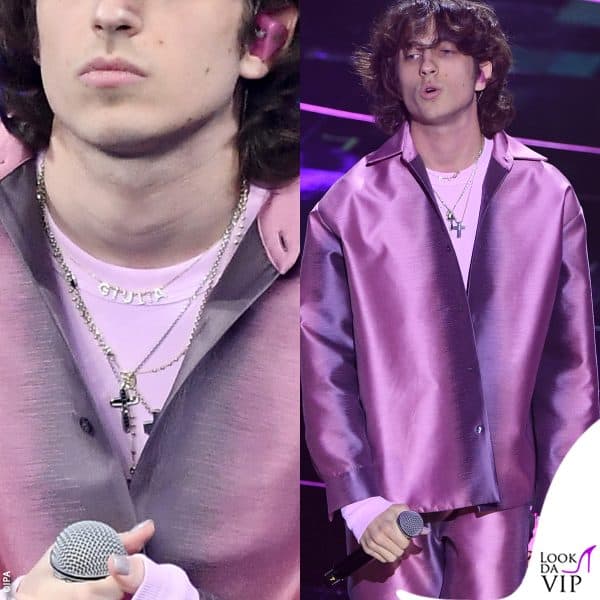 Sangiovanni porta il nome della fidanzata Giulia al collo: che romantico! (outfit Diesel)