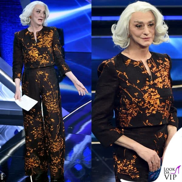 Fiori gialli sul completo pantaloni della seconda uscita, creato sempre dallo stesso Atelier