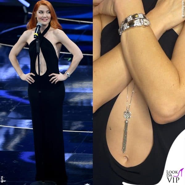 dall'oblò dell'abito Alberta Ferretti di Noemi spunta una collana Bulgari lunga fino all'ombelico 