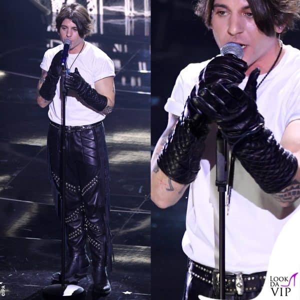 pantaloni in pelle abbinati ai guanti per Rkomi (Etro)
