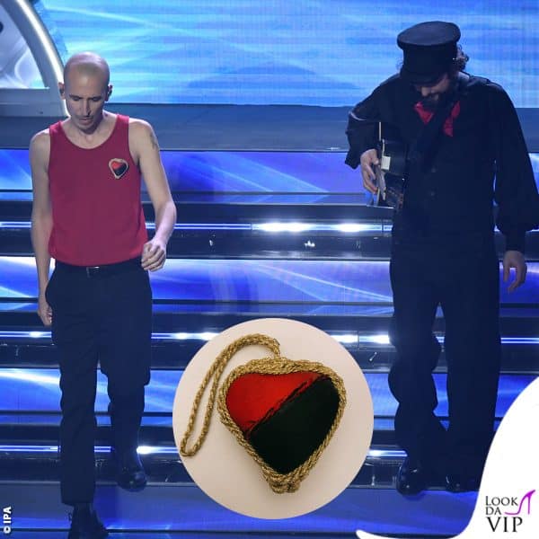 "Non ci sono poteri buoni" canta Giovanni Truppi. Sul cuore ha appuntato il cuore rosso-nero: non è dedicato al Milan ma è un simbolo anarchico