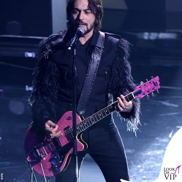 Francesco Sarcina de Le Vibrazioni con un'allegra chitarra rosa (look Gaelle) 