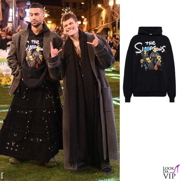 Sul green carpet Mahmood in Balenciaga e Blanco in The Attico. Per la gara, Mahmood cambierà ogni sera, mentre Blanco indosserà outfit Valentino 