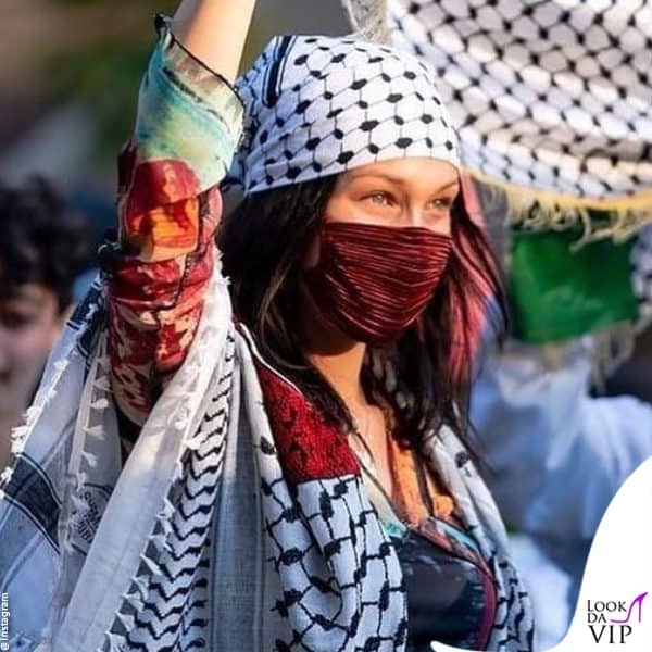 la Hadid ha anche pubblicato uno scatto di lei durante una manifestazione con la kefiah in testa 