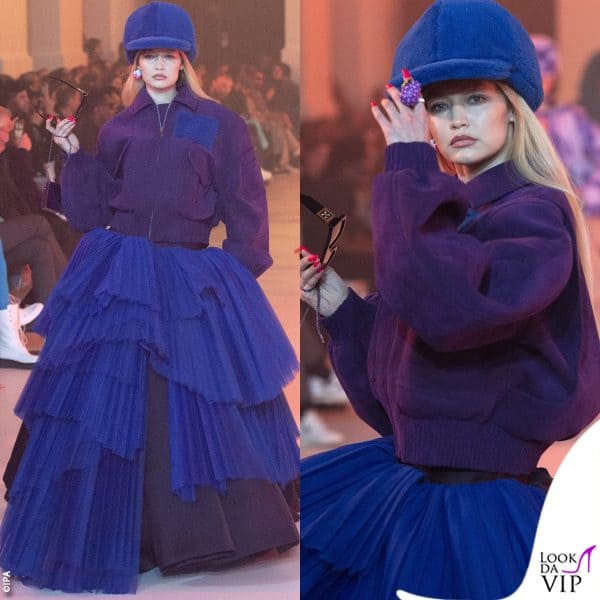 il look di Gigi Hadid durante la sfilata-tributo di Off-White per Virgil Abloh 