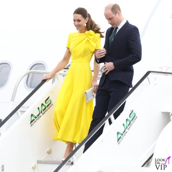 Kate e William al loro arrivo all'aeroporto di Kingston, in Giamaica 