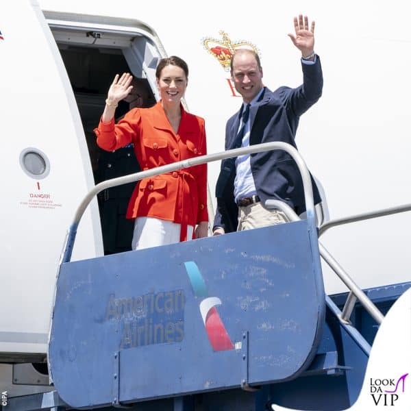 i duchi di Cambridge salutano dalla scaletta dell'aereo 