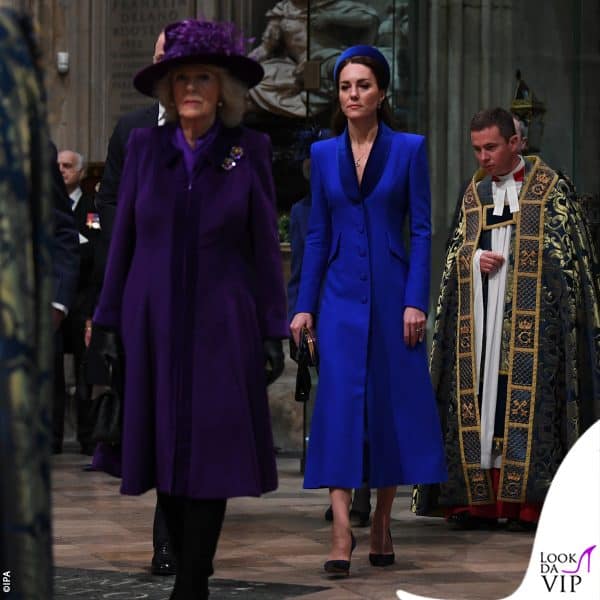 Kate ha optato per un abito blu con cappellino abbinato