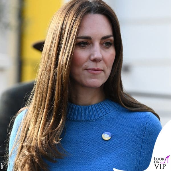 La Middleton ha anche indossato una spilla con la bandiera azzurra e gialla e un cuore bianco al centro 