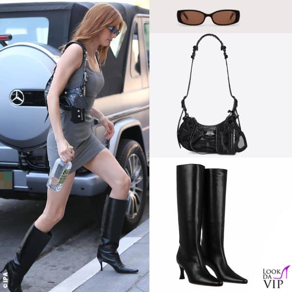 Versione donna in carriera, ma senza dimenticare la sensualità, con  abito Reformation, occhiali Dmy by Dmy, borsa Balenciaga e stivali Byfar