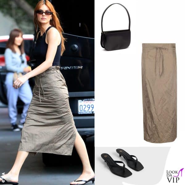 Paparazzata a Los Angeles con addosso gonna Jacquemus, sandali Toteme e borsa The Row