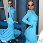 kim kardashian mostra l'intimo contenitivo di skims al vanity fair oscar party 2022