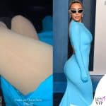 kim kardashian mostra l'intimo contenitivo di skims al vanity fair oscar party 2022